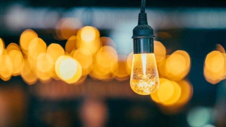 Lampy ścienne w roli dekoracji korytarza