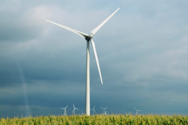 Oświetlenie techniczne a transformacja energetyczna w przemyśle.