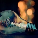 Modne lampy do sypialni – przytulność i styl