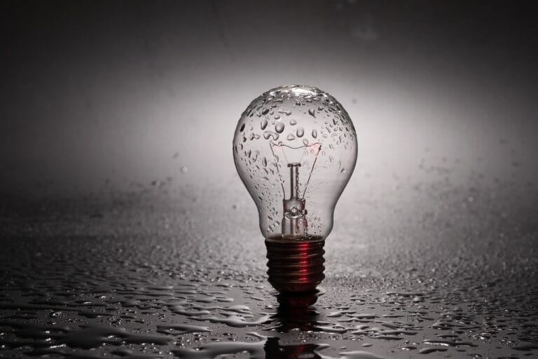 Lampy w kolorze czarnym – stylowe inspiracje aranżacyjne