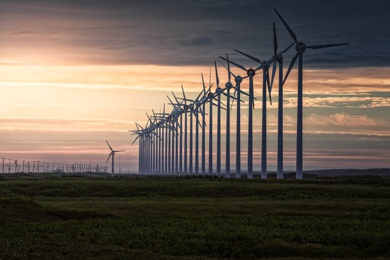 Jak obniżyć rachunki za energię w halach produkcyjnych dzięki LED?