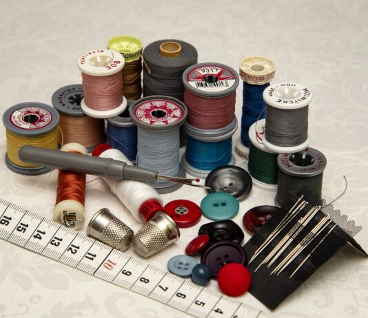 Jak podkleić dekolt w bluzce z dzianiny: technika