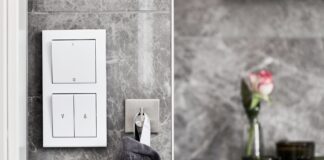 Elegancka łazienka z marmurową ścianą i włącznikiem oświetlenia