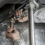 Jak wybrać profesjonalne narzędzia REMS do instalacji wodno-kanalizacyjnych i grzewczych Hydraulik montuje stalowe rury instalacji wodno-kanalizacyjnej