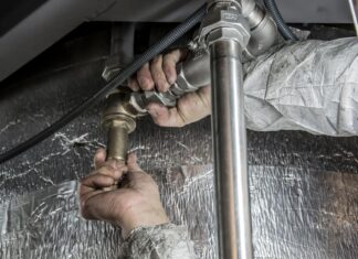 Jak wybrać profesjonalne narzędzia REMS do instalacji wodno-kanalizacyjnych i grzewczych Hydraulik montuje stalowe rury instalacji wodno-kanalizacyjnej