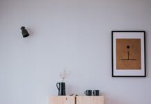 Jak dobrać lampy do wnętrza w stylu japandi, gra między ciepłym światłem a prostotą form Jak dobrać lampy do wnętrza w stylu japandi, gra między ciepłym światłem a prostotą form
