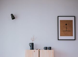 Jak dobrać lampy do wnętrza w stylu japandi, gra między ciepłym światłem a prostotą form Jak dobrać lampy do wnętrza w stylu japandi, gra między ciepłym światłem a prostotą form