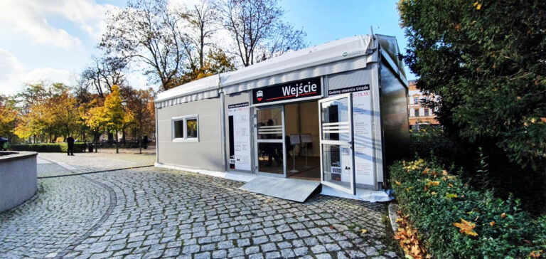 Hale namiotowe w branży farmaceutycznej i medycznej – jak spełnić wymagania regulacyjne?