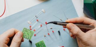Dlaczego taśma LED zmienia kolor na końcu? Jak zniwelować spadki napięcia w długich liniach