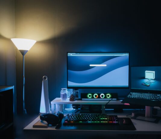 Test lamp biurkowych montowanych na monitor (Screenbar) – czy eliminują odblaski na ekranie? Test lamp biurkowych montowanych na monitor (Screenbar) – czy eliminują odblaski na ekranie?