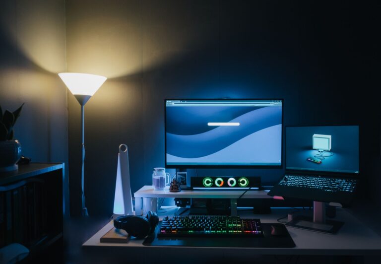 Test lamp biurkowych montowanych na monitor (Screenbar) – czy eliminują odblaski na ekranie?